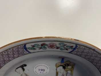 Une paire d'assiettes en porcelaine de Chine famille rose au dos rouge de rubis, Yongzheng