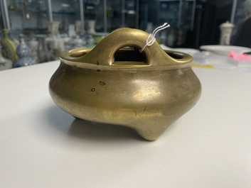 Een Chinese bronzen driepotige wierookbrander, Yu Tang Qing Wan merk, Kangxi