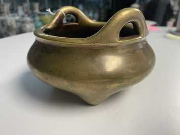 Een Chinese bronzen driepotige wierookbrander, Yu Tang Qing Wan merk, Kangxi