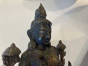 Een Sino-Tibetaanse vergulde figuur van Tara, 19e eeuw