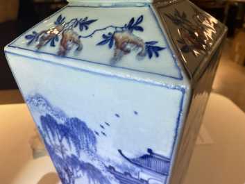 Un vase de forme carr&eacute;e en porcelaine de Chine en bleu, blanc et rouge de fer, Kangxi