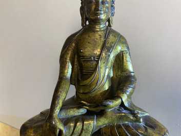 Een Sino-Tibetaanse vergulde bronzen figuur van Boeddha Shakyamuni, 18/19e eeuw