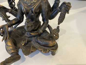 Een Nepalese massieve bronzen figuur van Vasudhara, 19e eeuw