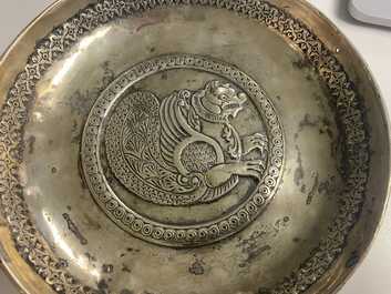 Une coupe en argent &agrave; d&eacute;cor d'un simurgh, empire sassanide, Perse, 6/8&egrave;me