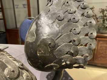 Une paire de grands mod&egrave;les de lions bouddhistes en bronze, Chine, Ming