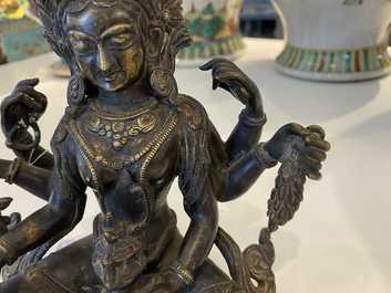 Een Nepalese massieve bronzen figuur van Vasudhara, 19e eeuw