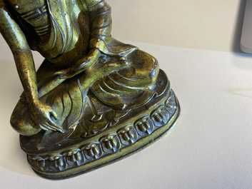 Een Sino-Tibetaanse vergulde bronzen figuur van Boeddha Shakyamuni, 18/19e eeuw