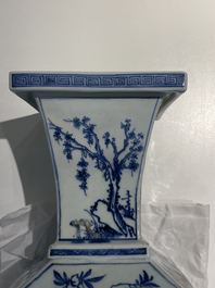 Un vase de forme carr&eacute;e en porcelaine de Chine en bleu, blanc et rouge de fer, Kangxi