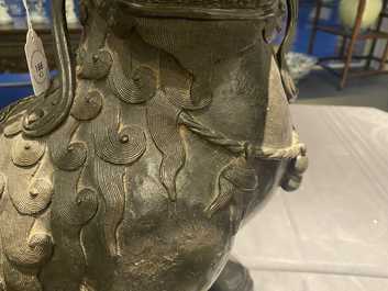 Une paire de grands mod&egrave;les de lions bouddhistes en bronze, Chine, Ming