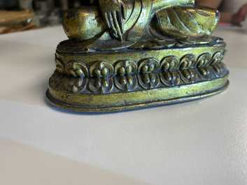 Een Sino-Tibetaanse vergulde bronzen figuur van Boeddha Shakyamuni, 18/19e eeuw