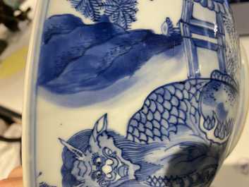 Un br&ucirc;le-parfum en porcelaine de Chine en bleu et blanc &agrave; d&eacute;cor d'animaux mythiques, &eacute;poque Transition