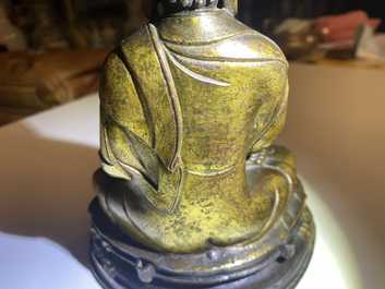 Een Sino-Tibetaanse vergulde bronzen figuur van Boeddha Shakyamuni, 18/19e eeuw