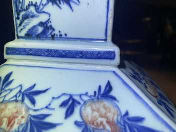 Un vase de forme carr&eacute;e en porcelaine de Chine en bleu, blanc et rouge de fer, Kangxi