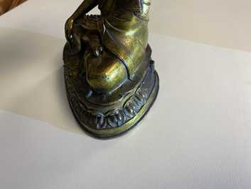 Une figure de Bouddha Shakyamuni en bronze dor&eacute;, Sino-Tibet, 18/19&egrave;me