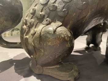 Een paar grote Chinese bronzen boeddhistische leeuwen, Ming