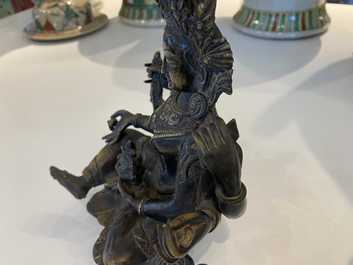 Een Nepalese massieve bronzen figuur van Vasudhara, 19e eeuw