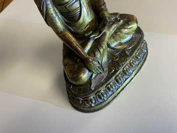 A Sino-Tibetan gilt bronze figure of Buddha Shakyamuni, 18/19th C.