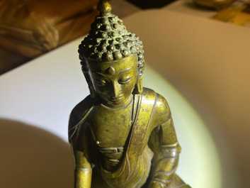 Een Sino-Tibetaanse vergulde bronzen figuur van Boeddha Shakyamuni, 18/19e eeuw