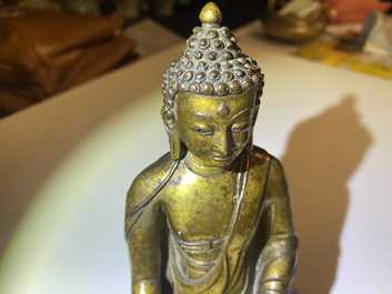 A Sino-Tibetan gilt bronze figure of Buddha Shakyamuni, 18/19th C.