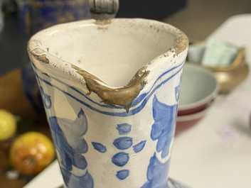 Een grote blauw-witte Delftse chinoiserie kan met tinnen deksel, 17e eeuw