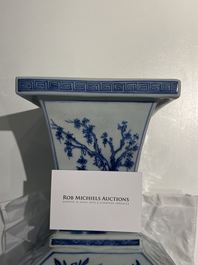 Un vase de forme carr&eacute;e en porcelaine de Chine en bleu, blanc et rouge de fer, Kangxi