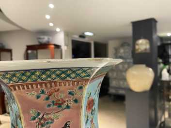 Une paire de vases de forme hexagonale en porcelaine de Chine famille rose, 19&egrave;me