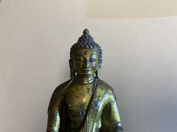 Een Sino-Tibetaanse vergulde bronzen figuur van Boeddha Shakyamuni, 18/19e eeuw