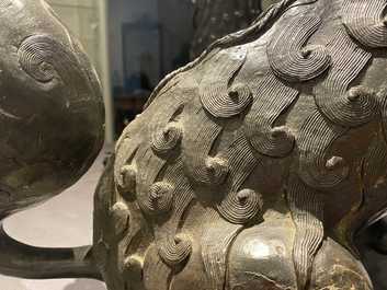 Een paar grote Chinese bronzen boeddhistische leeuwen, Ming