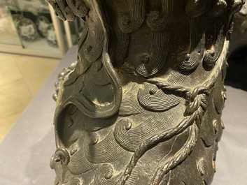Een paar grote Chinese bronzen boeddhistische leeuwen, Ming