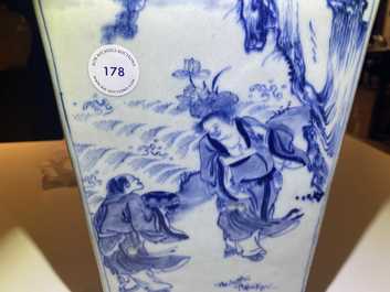 Un vase de forme carr&eacute;e en porcelaine de Chine en bleu, blanc et rouge de fer, Kangxi