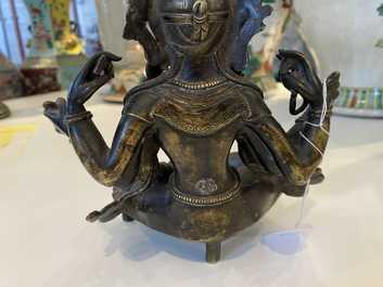 Een Nepalese massieve bronzen figuur van Vasudhara, 19e eeuw