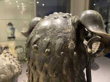 Une paire de grands mod&egrave;les de lions bouddhistes en bronze, Chine, Ming