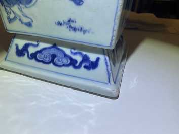 Un vase de forme carr&eacute;e en porcelaine de Chine en bleu, blanc et rouge de fer, Kangxi