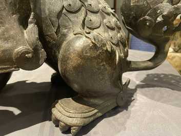 Een paar grote Chinese bronzen boeddhistische leeuwen, Ming