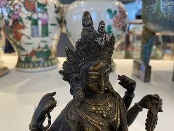 Een Nepalese massieve bronzen figuur van Vasudhara, 19e eeuw