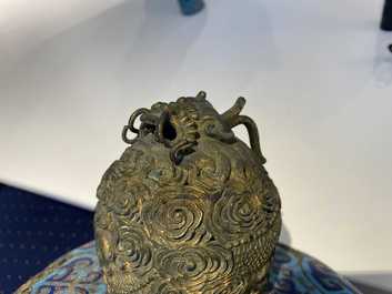 Een grote Chinese driepotige cloisonn&eacute; wierookbrander met deksel, Qianlong
