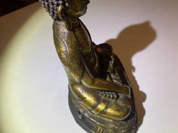 Een Sino-Tibetaanse vergulde bronzen figuur van Boeddha Shakyamuni, 18/19e eeuw