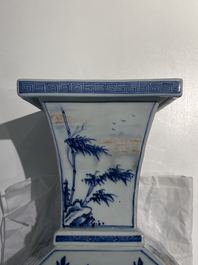 Un vase de forme carr&eacute;e en porcelaine de Chine en bleu, blanc et rouge de fer, Kangxi