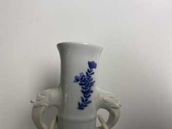 Deux vases en porcelaine de Chine en bleu et blanc aux anses en forme de t&ecirc;te d'&eacute;l&eacute;phant, Kangxi