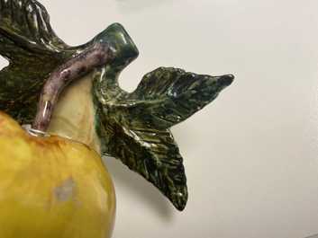 Un mod&egrave;le d'une pomme et un d'une poire en fa&iuml;ence de Delft polychrome, 18&egrave;me