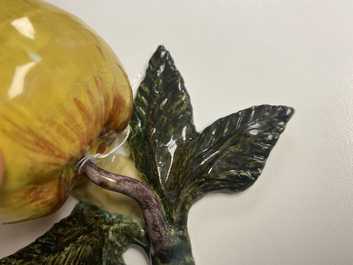 Un mod&egrave;le d'une pomme et un d'une poire en fa&iuml;ence de Delft polychrome, 18&egrave;me