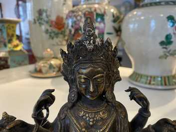 Une figure de Vasudhara en bronze solide, N&eacute;pal, 19&egrave;me