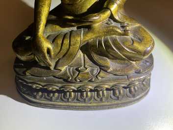 Een Sino-Tibetaanse vergulde bronzen figuur van Boeddha Shakyamuni, 18/19e eeuw