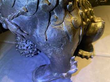 Une paire de grands mod&egrave;les de lions bouddhistes en bronze, Chine, Ming