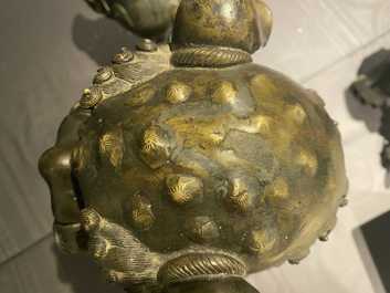 Een paar grote Chinese bronzen boeddhistische leeuwen, Ming