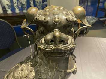 Een paar grote Chinese bronzen boeddhistische leeuwen, Ming