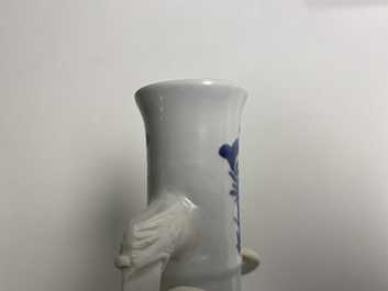 Deux vases en porcelaine de Chine en bleu et blanc aux anses en forme de t&ecirc;te d'&eacute;l&eacute;phant, Kangxi