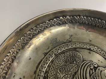Een Sassanidische zilveren schotel met een simurgh, Perzi&euml;, 6/8e eeuw