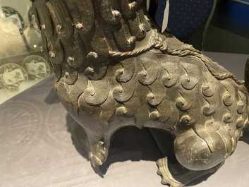 Une paire de grands mod&egrave;les de lions bouddhistes en bronze, Chine, Ming