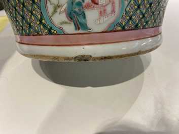 Un vase en porcelaine de Chine famille rose &agrave; fond rose, 19&egrave;me
